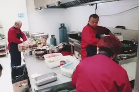 新疆国企职工食堂忙碌而紧张 ，没办法呀 要生活 ，真心累呀视频封面