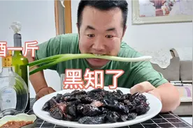 黑知了猴能吃吗？80后小伙这样做，一口酒一个香酥可口，又喝多了