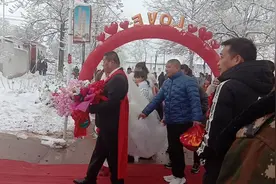 农村孩子结婚，父母历尽千辛万苦也心甘情愿，这是任务还是责任？视频封面