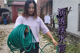 青青跟儿子在家摆收水管，感觉回到了电缆厂工作，玩得可开心了！