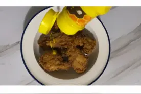 蜂蜜芥末酱炸鸡外酥里嫩，搭配梅见的青梅酒清爽解腻视频封面