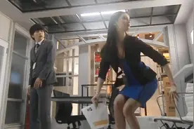 美女上司对徒弟情有独钟，一有任务就安排徒弟去，徒弟感到崩溃视频封面