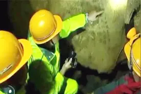 寻找吴三桂宝藏，金觉峰山洞中出现毛笔字，岩壁上布满金色方解石视频封面