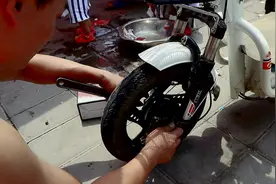 电动车轮胎扎了钉子该如何处理？还能继续骑吗？是补胎还是换胎视频封面