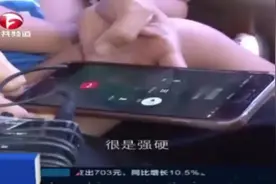 丈夫直接拉黑妻子，朋友圈各种晒新女友，妻子忍着不让眼泪掉下来视频封面