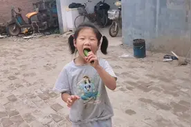 院子里种的黄瓜长大了，媳妇用这个办法真好，黄瓜长的又大又直视频封面