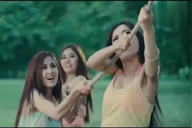 她被三个美女吊在树上，却被下面的孩子取笑，求漂亮女鬼的帮忙视频封面