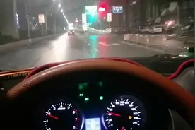 郑州的陇海路，夜里的陇海高架桥走着就是顺畅，桥上还有事故。视频封面