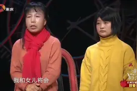 脑积水女孩步履蹒跚登台，一首《阳光总在风雨后》，感动视频封面