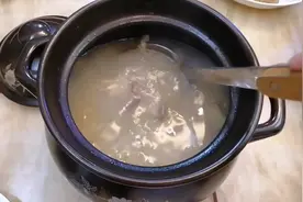 广东家常汤—莲子百合银耳煲猪骨，适合熬夜一族，做法简单又实惠