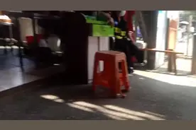 老板娘乱放的袜子丢垃圾桶了
！视频封面