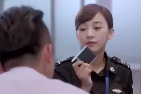 帅哥上飞机过安检，没想到安检员是女友，被美女翻出这个太尴尬了