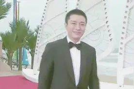 贾乃亮踏上红毯气色佳 黑色西装尽显绅士品格视频封面