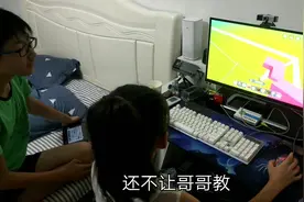 小娜子第一次用电脑玩迷你世界，手忙脚乱的，哥哥和妈妈都笑了