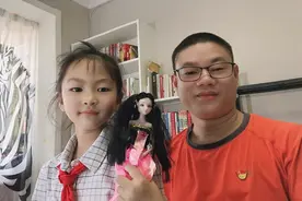 优秀共产党员爸爸给一年级女儿佩戴红领巾，让她做正直有爱的人！视频封面