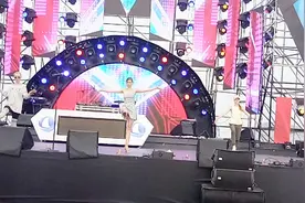 在威海沙滩美食节上，俄罗斯美女舞蹈团，长得又好，舞跳的更好视频封面
