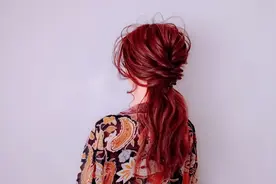 女人穿裙子这样扎上，一款优雅气质的披肩发型，简单又好看