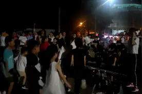 小女孩在广场跳鬼步舞引来众人围观