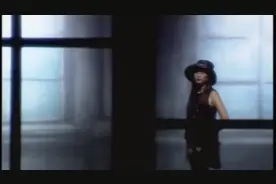 《别忘我是谁》旋律动听，歌曲悲伤，一听就想起了我的初恋。