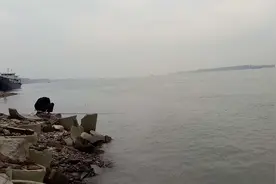 长江，荆州段，江面有700-800米宽，水浪也大