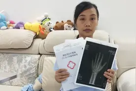 10岁小姑娘身高才1.38米，比同班同学矮了很多，看看医生怎么说？视频封面