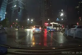 晚上闯红灯监控不会拍吗？视频封面