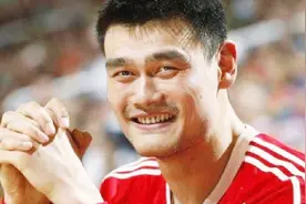 什么叫超巨的待遇？看看姚明场上四人包夹，这就是超巨！视频封面
