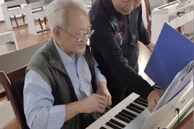 班上唯一的男生，78岁张大爷的《拜厄》45条视频封面