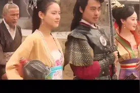 人靠衣服马配鞍，狗配铃铛跑得欢。穿越男翻身农奴把歌唱视频封面