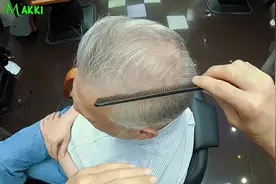 看看国外理发大神如何给秃顶大叔做一个完美的发型，好神奇的喷雾视频封面