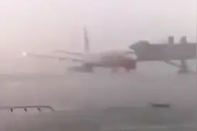 飞机被吹跑了！江苏徐州观音机场内大风呼啸一飞机被“吹跑”