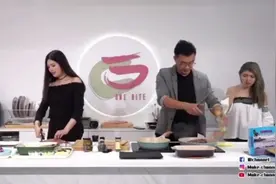 香港甘比厨房直播做美食，多多动手处理超大只生虾，吓到跳起来视频封面