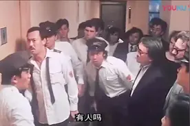 小伙听见尖叫声，发现是从女厕所传来的，正要撞门，不料美女出视频封面