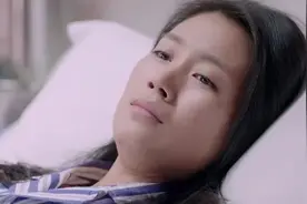 美女重病在床，离异妈妈过来照顾，却被女儿嫌弃赶走视频封面
