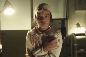 母亲嫉妒女儿太漂亮，剪光了女儿的头发，并且将她活埋在面粉里视频封面