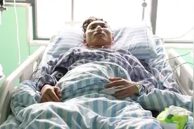 死神来了？货车爆胎，路边小伙脾脏震破裂视频封面