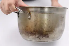 不锈钢锅发黑发黄不用愁！用上这个废弃物，轻轻一擦立马光亮如新