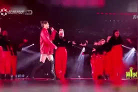 黑色和红色碰撞简直太惊喜了！李宇春两套衣服，瞬间气场全开视频封面