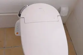 卫生间里配备了智能马桶，可以保暖洗臀上厕所再也不用纸了真神奇视频封面