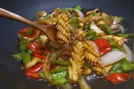 鱿鱼切成花刀原来这么简单，1分钟切好，吃起来口感Q弹视频封面