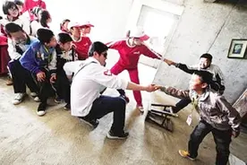 汶川地震中丢下学生逃跑的老师，如今过的怎么样了？答案很现实视频封面