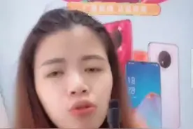 就是这个美女主播在直播里面带货。他们家的山寨手机超级牛逼。视频封面