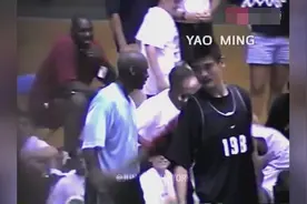17岁的姚明首次面对乔丹，这个大帽真的精彩，不愧是状元人选！视频封面