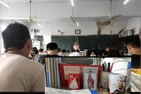 在90多人的教室听公开课，发现学生桌子上有喜帖和情书，要结婚了视频封面