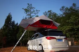 周末带老婆孩子到成都后花园龙泉山露营，躺在车顶数星星！视频封面