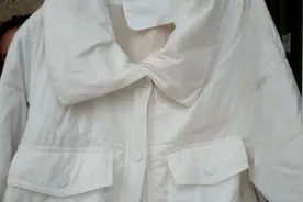 穿过一年后的白色羽绒服发黄在家如何洗白 找出原因轻松还原。视频封面