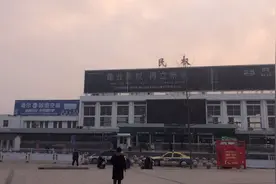 民权车站，一个较高级别的县级火车站，车水马龙，川流不息。视频封面