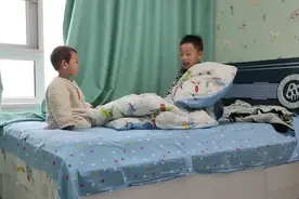 1岁妹妹起床就找哥哥，7岁哥哥被妹妹吵醒后兄妹俩开始神对话视频封面