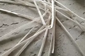 切记，黄腊管仅仅仅限于天花板主灯线使用