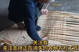 老篾匠手工编织竹席，工艺精湛娴熟。正在失传的农村手艺难得一见